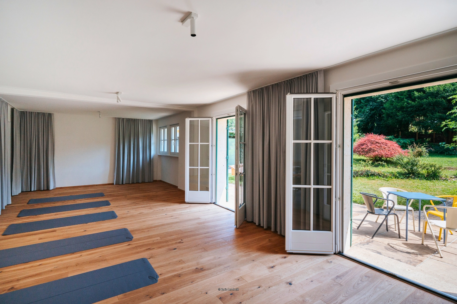 Auf dem Bild ist der Yoga-Raum im Ges&auml;use HideOut zu sehen. Weiters kann man den liebevoll angelegten Garten durch das Fenster sehen.